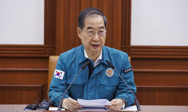 한덕수 국무총리가 25일 오후 서울 종로구 정부서울청사에서 열린 중앙 안전관리 위원회 겸 중앙ㆍ지방 안전 점검 회의에 참석해 다중 인파 관리 등 시민 안전을 위한 점검과 대비에 관해 발언하고 있다. (사진=연합뉴스)