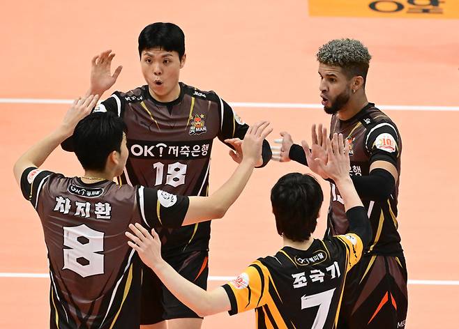 OK금융그룹은 KB손해보험과 풀세트 접전에서 웃었다. [KOVO 제공]