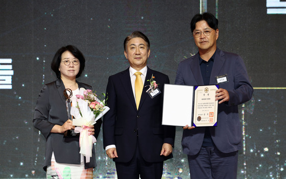 이동관 방송통신위원장이 지난달11일 서울 중구 롯데호텔에서 열린 2023 방송통신위원회 방송대상 시상식에서 '재벌집 막내아들'로 최우수상을 수상한 JTBC의 윤희웅 전략편성실장(오른쪽) 등과 기념촬영을 하고 있다. [사진 연합뉴스]