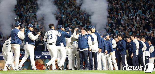 25일 오후 경남 창원NC파크에서 열린 프로야구 '2023 신한은행 SOL KBO 포스트시즌' 준플레이오프 3차전 NC 다이노스와 SSG 랜더스의 경기에서 7대 6으로 승리한 NC 선수들이 승리를 자축하고 있다. NC는 이날 승리로 플레이오프 진출에 성공했다. 2023.10.25/뉴스1 ⓒ News1 윤일지 기자