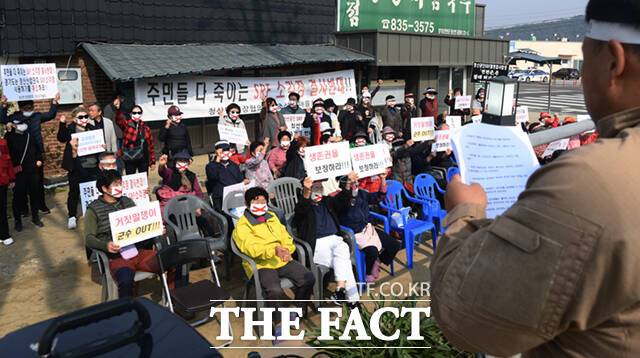 경기 연천군 청산면 대전리 'SRF 열병합발전소 설치 반대 대책위원회'와 주민들이 24일 대전리 일대의 육군 5사단 열쇠부대 앞에서 고형폐기물연료(SRF) 소각장 반대 집회를 열고 있다. /연천=이새롬 기자