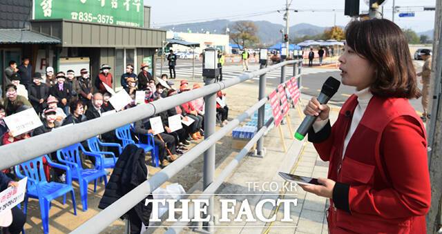 손수조 경기북부희망포럼 공동대표가 집회장을 찾아 SRF 소각장 반대 성명서를 낭독하고 있다.