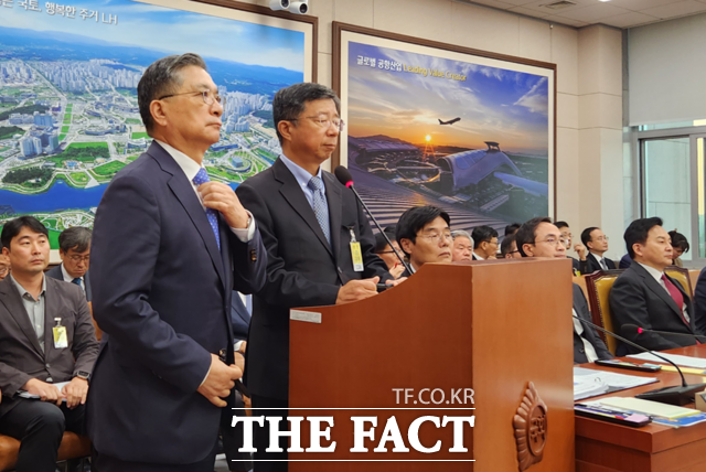 임병용 GS건설 대표이사는 지난 11년간 CEO로서 국정감사 증인출석에 임해 왔다. 임 대표이사(오른쪽)가 지난 10일 오후 여의도 국회의사당 국토교통위원회 국정감사에 증인으로 출석해 인천 검단 아파트 붕괴 관련 국회의원들의 질의에 답하는 모습. /최지혜 기자