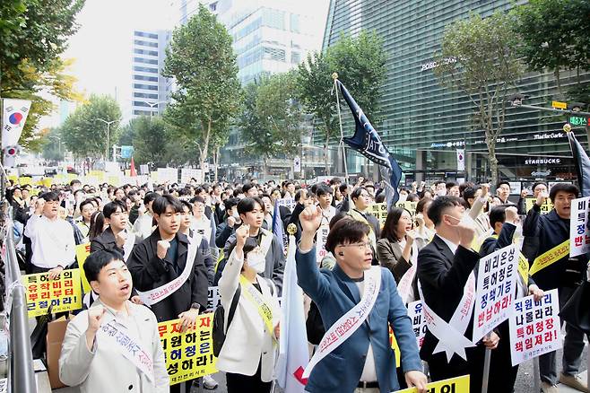 대한변리사회는 소속 변리사 1000여명이 25일 특허청 서울사무소 앞에서 집회를 열었다고 밝혔다./대한변리사회