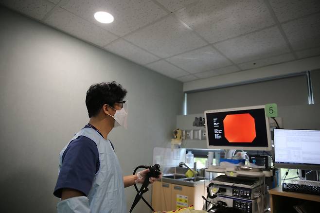 내시경 검사 시 소화기내과 전문의, 외과 전문의가 직접 위내시경, 대장내시경 검사를 하고 필요 시 즉시 조직검사나 폴립 절제술을 시행할 수 있는 검진센터를 선택하는 것이 좋다.