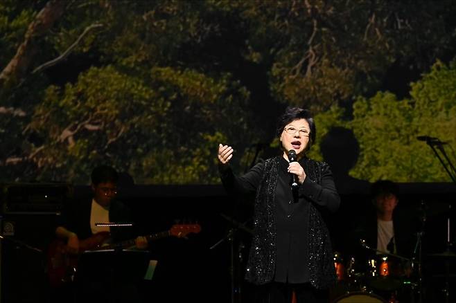 지난 23일 서울 용산구 소재 블루스퀘어에서 개최된 '한화생명 콘서트' 공연에서 가수 양희은씨가 노래를 하고 있다. 사진=한화생명 제공