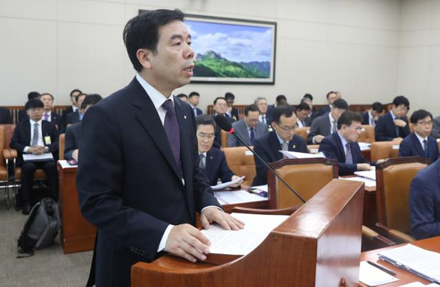 박종길 근로복지공단 이사장이 23일 국회에서 열린 환경노동위원회의 국정감사에서 업무보고를 하고 있다. 뉴시스