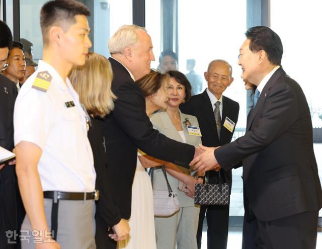 6월 25일 윤석열 대통령이 서울 종로구 대한민국역사박물관에서 열린 '한미동맹 70주년 특별전'을 찾아 조부와 부친이 독립운동가이자 유엔군 참전용사인 인요한 세브란스 국제진료센터장과 악수하고 있다. 서재훈 기자