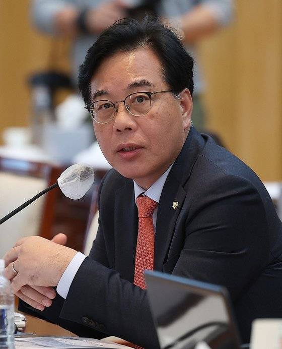 국회에서 질의중인 송언석 국민의힘 의원(재선, 김천)