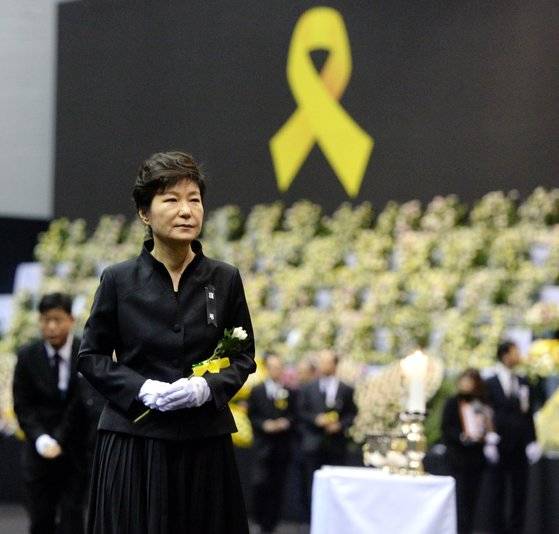 박근혜 대통령이 2014년 4월 29일 경기 안산시 단원구 초지동 화랑유원지에 새로설치된‘세월호 사고 희생자 정부 합동분향소’를 방문해 분향을 하기위해 단상으로 향하고 있다. [청와대사진기자단]