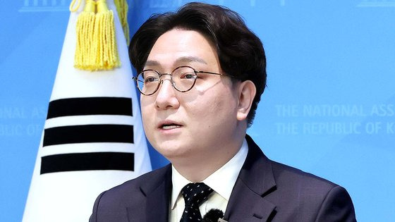 국민의힘 신인규 전 상근부대변인이 25일 국회에서 기자회견을 열고 최근 당 상황을 비판하며 탈당 선언을 하고 있다. 연합뉴스