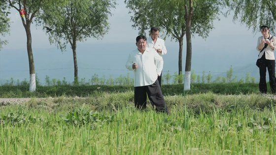 조선중앙TV는 지난 8월 18일 김정은 국무위원장이 오계농장과 월랑농장을 방문해 "태풍에 의한 농작물 피해를 가시기 위한 사업을 현지에서 지도했다"고 18일 보도했다. 조선중앙TV 캡처, 노동신문