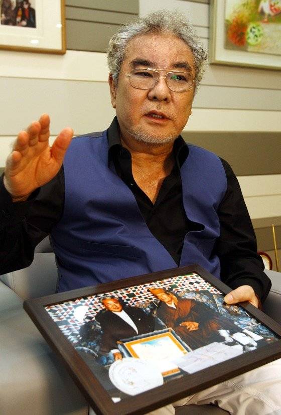 최원석 전 동아건설 회장(현 동아방송예술대학 재단이사장)이 지난 2011년 8월 24일 중앙일보와 만나 인터뷰하고 있다. 동아건설 회장 시절 리비아 대수로 공사를 진두지휘하며 리비아 카다피 원수와의 일화를 이야기하고 있다. 98년 당시 같이 찍은 사진을 들고 있다. 중앙포토