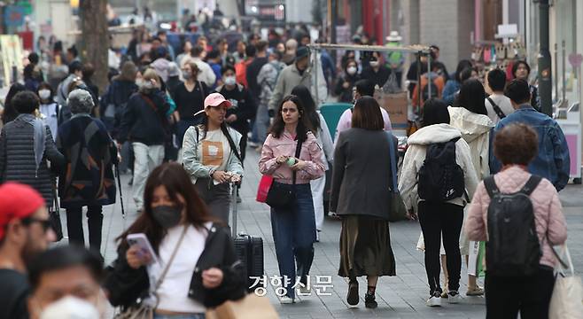 외국인 관광객이 지난 3월29일 서울 명동 거리를 걷고 있다. 한수빈 기자