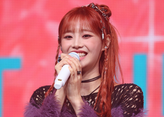 Singer Chuu answers questions from the local press during a showcase held on Oct. 18 at the Yes24 Live Hall music venue in eastern Seoul. [YONHAP]