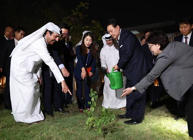 [도하=뉴시스] 전신 기자 = 카타르를 국빈 방문한 윤석열 대통령이 24일(현지시간) 도하 알 비다 공원에서 열린 국제원예박람회 한국관 개관식에 참석, 야외 정원을 찾아 카타르 국왕이 식수한 나무에 물을 주고 있다. 2023.10.25.