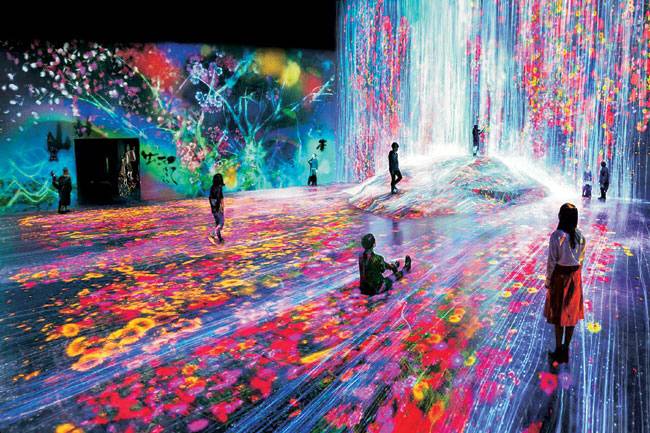2018년 일본 아트 스튜디오 ‘팀랩(teamLab)’이 만든 인터랙티브 아트 작품 ‘사람들이 모이는 바위 위의 물 입자 우주’. 3D 가상공간에 재현된 바위 위로 물이 떨어지는 폭포의 모양을 시뮬레이션했다. 사람이 닿으면 물의 흐름도 변하는 상호 작용을 한다. NYU 제공
