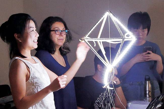 송예슬 교수가 뉴욕대에서 학생들과 다양한 뉴 아트 작품을 만들고 있는 모습. NYU 제공