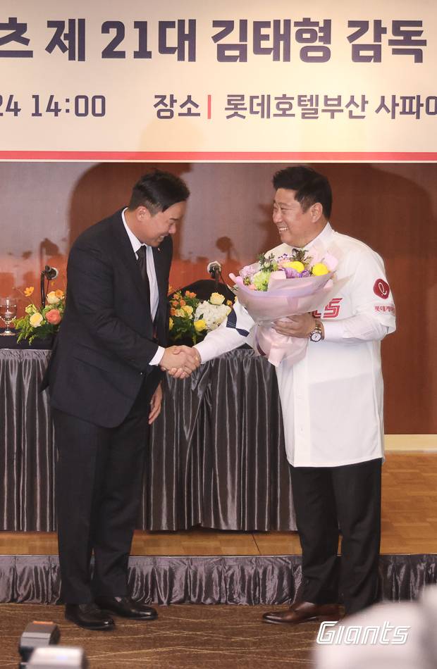 롯데 자이언츠 안치홍과 김태형 감독./롯데 자이언츠