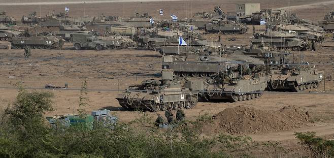 이스라엘 군 기갑차량이 24일(현지시간) 가자지구 인근에서 지상전에 대비하고 있다. [UPI]