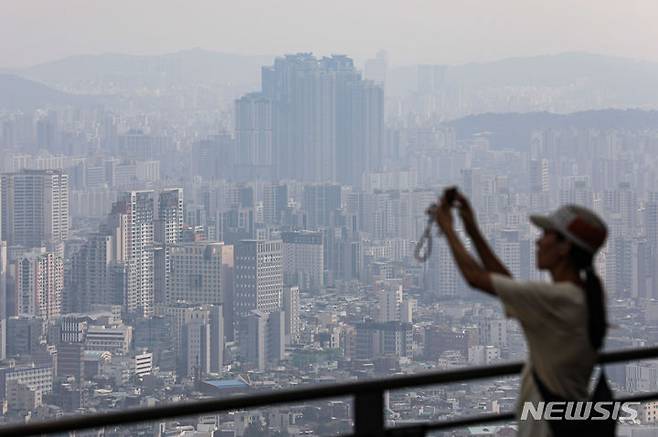 [서울=뉴시스] 권창회 기자 = 8월 아파트 매매가격 상승 폭이 전월대비 축소된 것으로 나타났다. 부동산 플랫폼업체 직방에 따르면 8월 아파트 매매가격은 전월(0.963%) 대비 상승 폭이 축소된 0.737% 변동률을 보였다. 사진은 10일 오전 서울 남산에서 바라본 아파트 단지 모습. 2023.09.10. kch0523@newsis.com