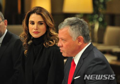 [암만(요르단)=뉴시스] 채정병 기자 = 요르단의 라니아 왕비(53)는 24일(현지시간) 서방이 이스라엘- 하마스 전쟁에서 이중잣대를 적용하고 있다고 밝혔다. 사진은 2018년 1월 21일 요르단 알 후세이니아 궁전에서 열린 마이크 펜스 당시 미국 부통령과 압둘라 2세 국왕 간 오찬 회담에서 팔레스타인계 라니아 왕비가 남편의 이야기를 듣는 모습.  2023.10.25.