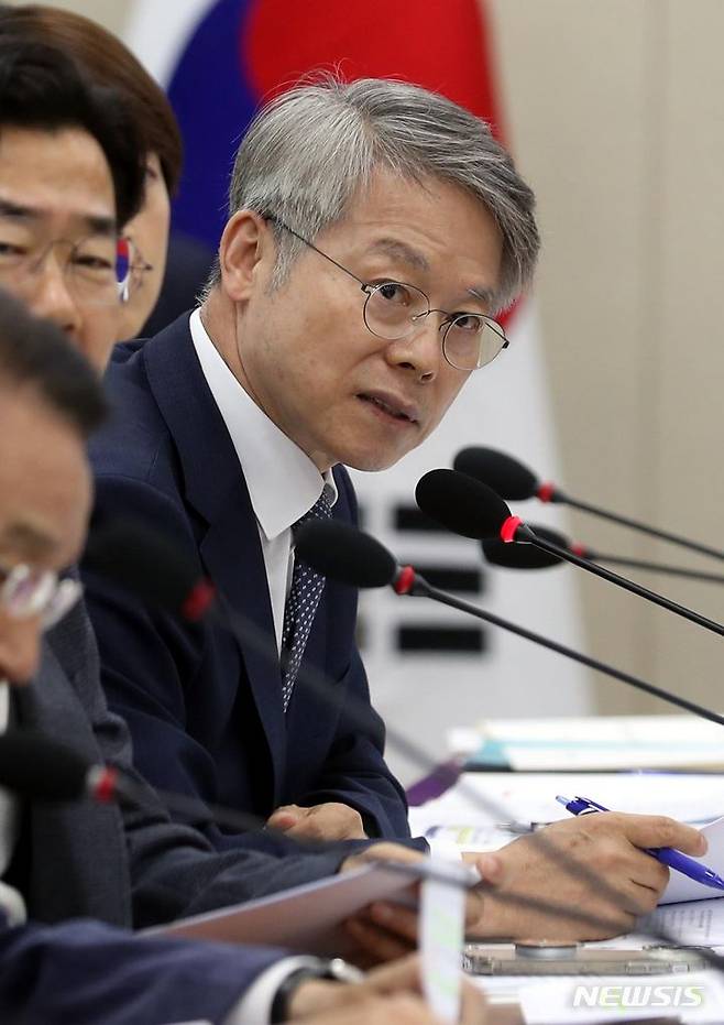 [서울=뉴시스] 조성봉 기자 = 민형배 더불어민주당 의원이 19일 오후 서울 여의도 국회에서 열린 과학기술정보통신위원회의 방송문회진흥회 국정감사에서 질의를 하고 있다. 2023.10.19. suncho21@newsis.com