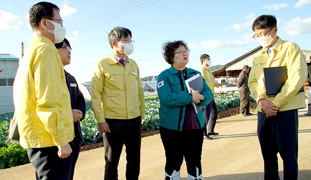 국내 최초로 럼피스킨병이 발생한 충남 서산시 부석면 한우농장에서 20일 방역당국 관계자들이 대책을 논의하고 있다.