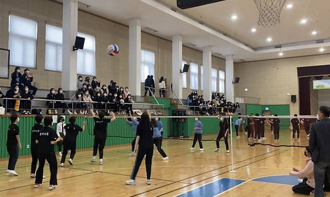 충북교육청의 ‘여학생 체육활성화 학교’ 중 하나인 청주여고에서 학생들이 체육수업을 하고 있다. 충북교육청은 여학생의 체육활동을 늘리기 위해 도내 38개교에 5700만원을 지원하고 있다. 충북교육청 제공