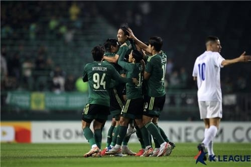 전북 현대 선수들이 홈에서 라이언 시티를 꺾고 환호하는 모습. 한국프로축구연맹 제공