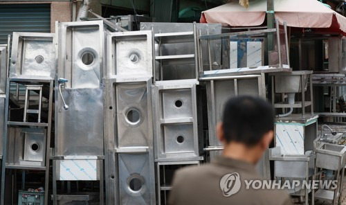 황학동 주방거리에 중고 주방 기구들이 쌓여 있다. 연합뉴스