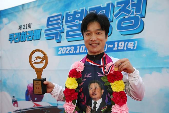 제21회 쿠리하라배에서 우승한 심상철 선수가 트로피를 들고 기뻐하고 있다. 사진제공|국민체육진흥공단