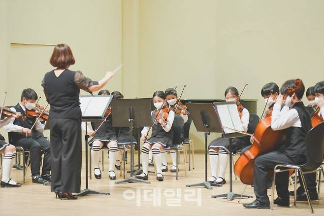 지난 1학기 전교생 오케스트라수업을 받고 있는 중동초 학생들(사진=중동초 제공)