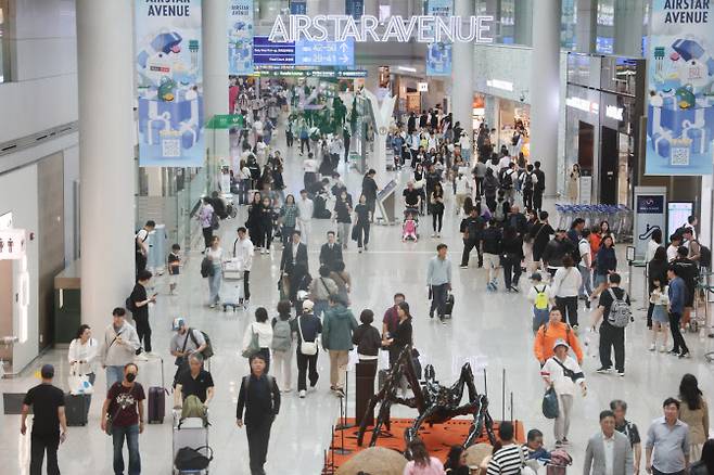 인천국제공항 면세점이 여행객들로 붐비고 있다. (사진=연합뉴스)