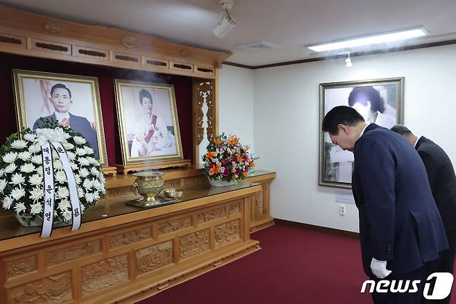 윤석열 대통령이 1일 취임 후 처음으로 경북 구미 고(故) 박정희 전 대통령 생가를 찾아 추모관에 헌화 후 묵념하고 있다. (대통령실 제공) 2023.2.1/뉴스1 ⓒ News1 오대일 기자