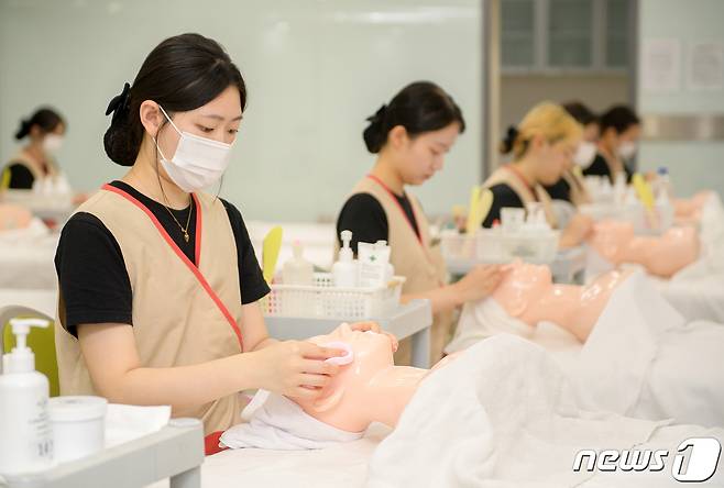 26일 대구보건대 뷰티코디네이션학과 실습실에서 학생들이 현장직무수행 능력 평가를 받고 있다. (대구보건대 제공)