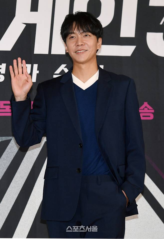 가수 겸 배우 이승기가 26일 서울 마포구 중소기업DMC타워에서 진행된 JTBC ‘싱어게인3-무명가수전’ 제작발표회에서 취재진을 향해 포즈를 취하고 있다. 2023. 10. 26. 박진업기자 upandup@sportsseoul.com