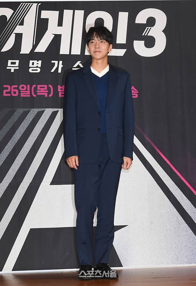 가수 겸 배우 이승기가 26일 서울 마포구 중소기업DMC타워에서 진행된 JTBC ‘싱어게인3-무명가수전’ 제작발표회에서 취재진을 향해 포즈를 취하고 있다. 2023. 10. 26. 박진업기자 upandup@sportsseoul.com