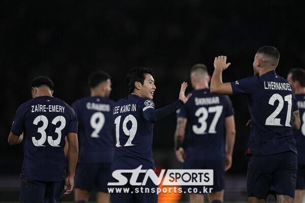 득점 후 동료들의 축하를 받는 이강인. 사진┃뉴시스/AP