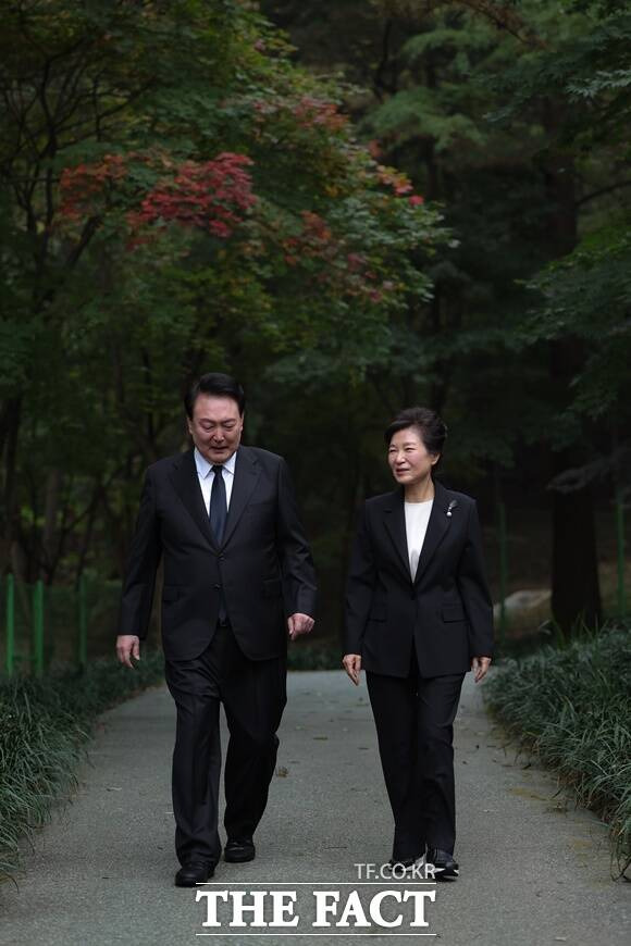 윤석열 대통령과 박근혜 전 대통령. /대통령실