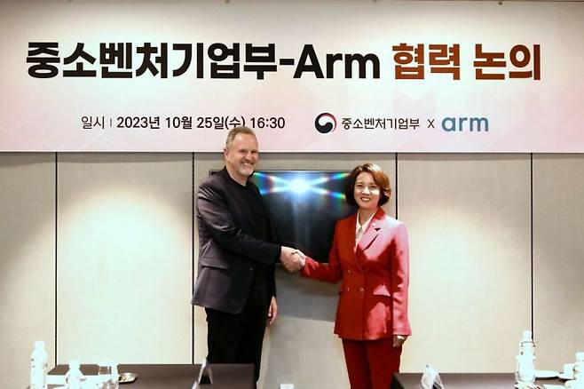 이영 중소벤처기업부 장관이 25일 서울 여의도 글래드호텔에서 르네 하스(Rene Haas) Arm 대표를 만나 협력 방안을 논의 후 기념 촬영을 하고 있다.