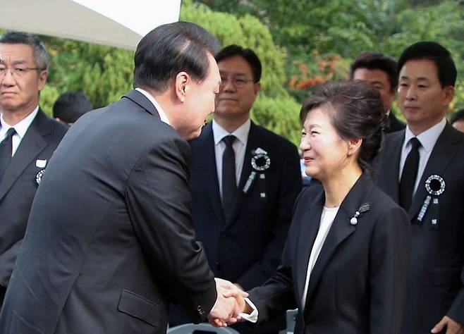 윤석열 대통령이 26일 서울 동작구 국립서울현충원 박정희 전 대통령 묘역에서 열린 박 전 대통령 서거 제44주기 추도식에서 박근혜 전 대통령과 인사하고 있다. [이미지출처=연합뉴스]