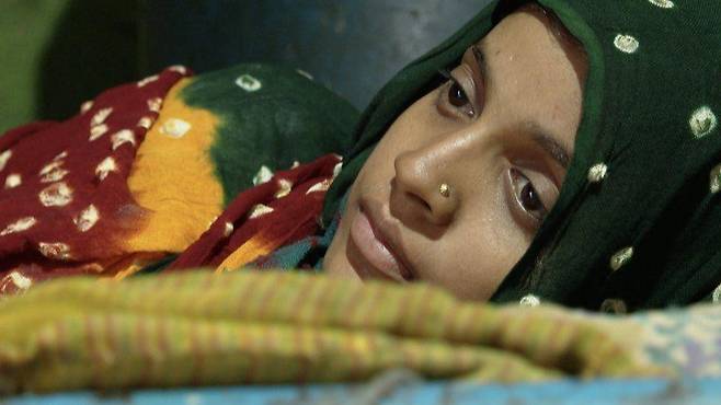 안자나의 남편은 맨손으로 하수구를 청소하다 질식사했다