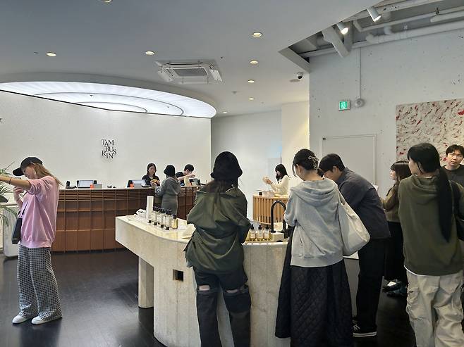 24일 오후 2시 탬버린즈 신사 플래그십스토어는 외국인 관광객들로 붐볐다. /김가연 기자