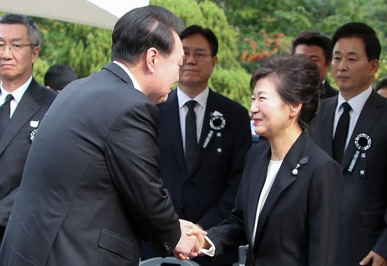 윤석열 대통령이 26일 서울 동작구 국립서울현충원 박정희 전 대통령 묘역에서 열린 박정희 전 대통령 서거 44주기 추도식에서 박근혜 전 대통령과 인사하고 있다. 대통령실사진기자단