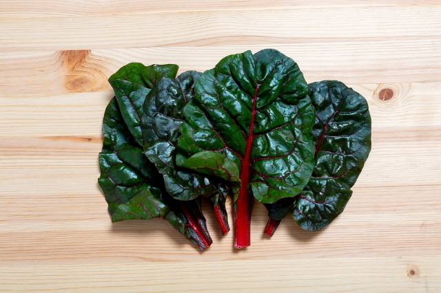 고기에 곁들여 먹는 쌈 채소 중 하나인 적근대는 지방 축적을 막아주는 효과가 있다./사진=클립아트코리아