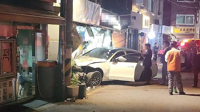 한남동 가게 들이받은 차량 [사진 제공:연합뉴스]