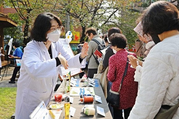 순천향대천안병원 영양사들이 26일 병원 야외 환자쉼터인 향설송원에서 병원 이용객들에게 식이교육을 진행하고 있다 [사진=순천향대천안병원]