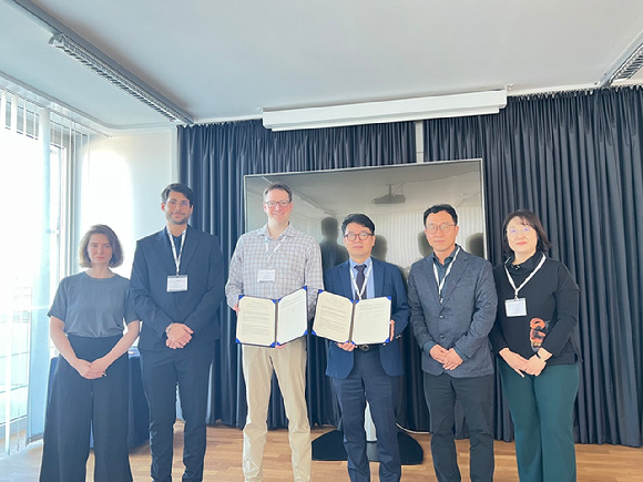 한국과학기술정보연구원(KISTI)이 25일 캐나다의 연구데이터 관리기관과 연구데이터의 공유·활용을 위한 양해각서(MOU)를 체결했다. [사진=KISTI]