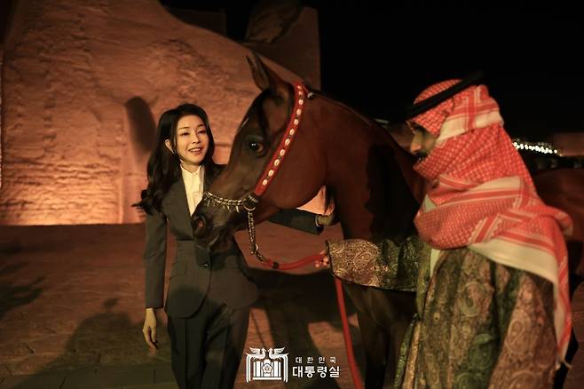 윤석열 대통령 배우자 김건희 여사가 현지시간 지난 21일 사우디아라비아 수도 리야드 인근 디리아 유적지를 방문해 말을 쓰다듬는 모습.(사진, 대통령실)